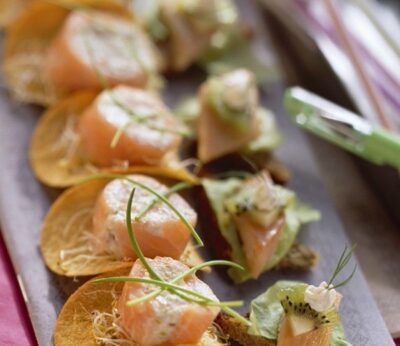 Tapa rápida: patatas chips con salmón, queso y kiwi