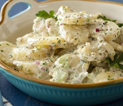 Ensalada de patatas al vapor con mayonesa, ajo, cebolla y cilantro