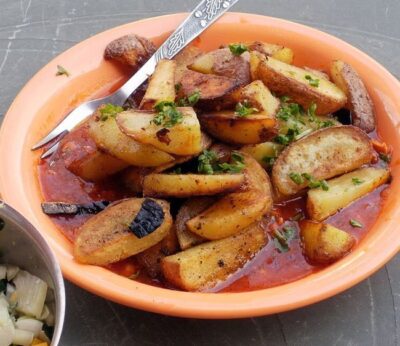 Patatas con tomate al caldillo