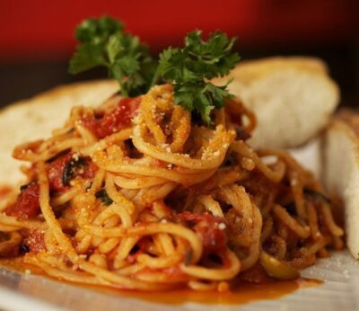 Spaghetti con setas y pavo