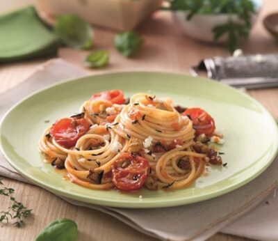 Spaghetti con berenjena, tomillo y queso