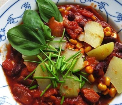 Guiso de ensalada de tomate y maíz