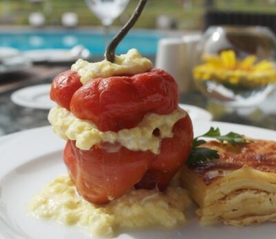 Revuelto de huevo con pimiento rojo y relleno de patata