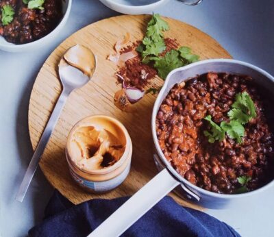 Sopa de frijoles negros y cacahuetes