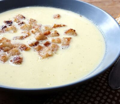 Sopa con vino blanco y croutons de canela