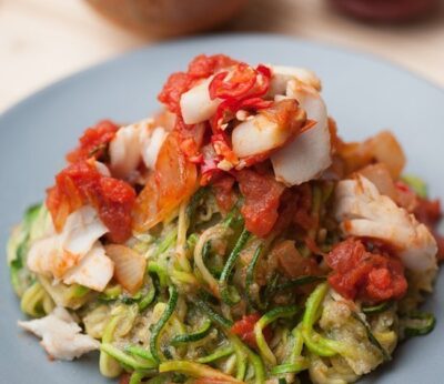 Pasta de calabacín con verduras frescas y lomo de salmón al microondas