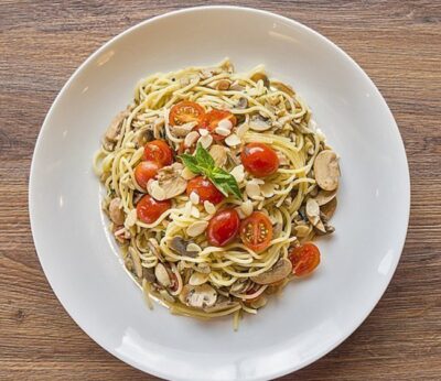 Pasta fresca con tomates cherry, champiñones y almendras