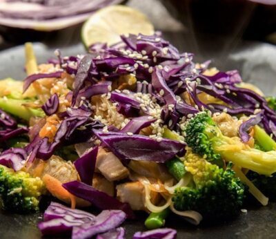 Ensalada de lombarda, pollo frito, brócoli y sésamo con salsa agridulce