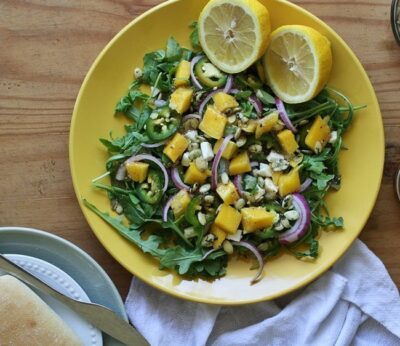 Revuelto de canónigos y mango con vinagreta