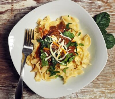 Horquillas de pasta con salsa de tomate, albahaca molida y queso gratinado