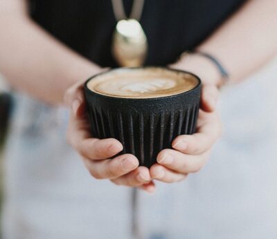 Ya puedes beberte un café en una taza hecha con cáscaras de café reciclado