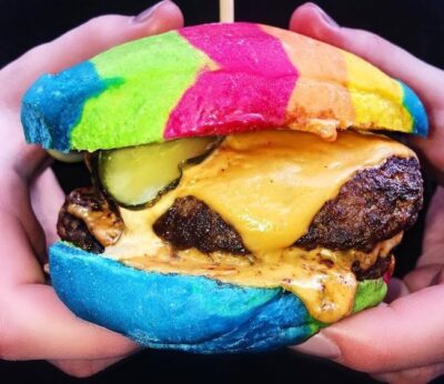 La #UnicornFood sigue creciendo: llega la hamburguesa multicolor