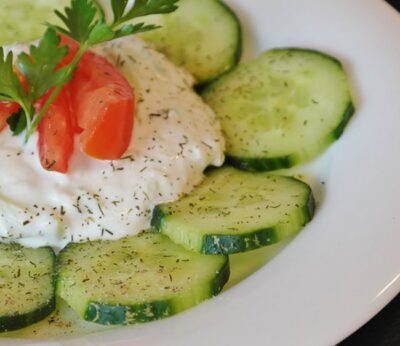 Carpaccio de pepino en salsa de burrata y tomate