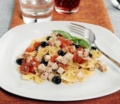 Farfalle salteados con tomate fresco, olivas y tomates cherry