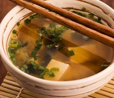 Caldo de salmón y tofu