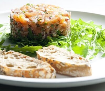 Tartar de salmón con aguacate y manzana