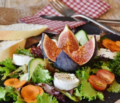 Ensalada de brotes verdes con higos y queso de cabra