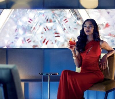 Zoe Saldana protagoniza el calendario Campari