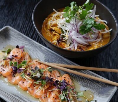 Sashimi de salmón con brotes y sésamo