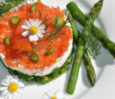 Tartar de espárragos verdes y salmón ahumado