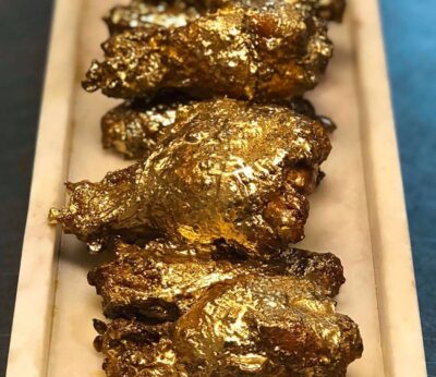 La extravagante receta de alitas de pollo bañadas en oro