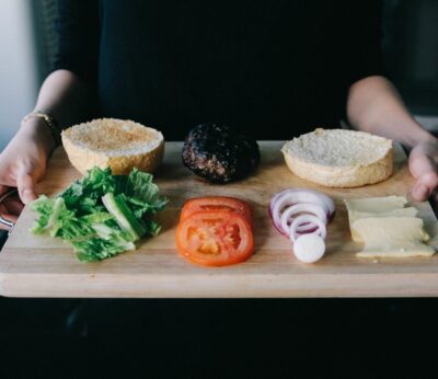 6 tips que el director culinario de Shake Shack comparte para hacer hamburguesas en casa