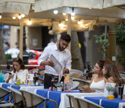 Economía.-Manpower busca para la campaña de verano más de 1.000 trabajadores para el sector de hostelería y restauración