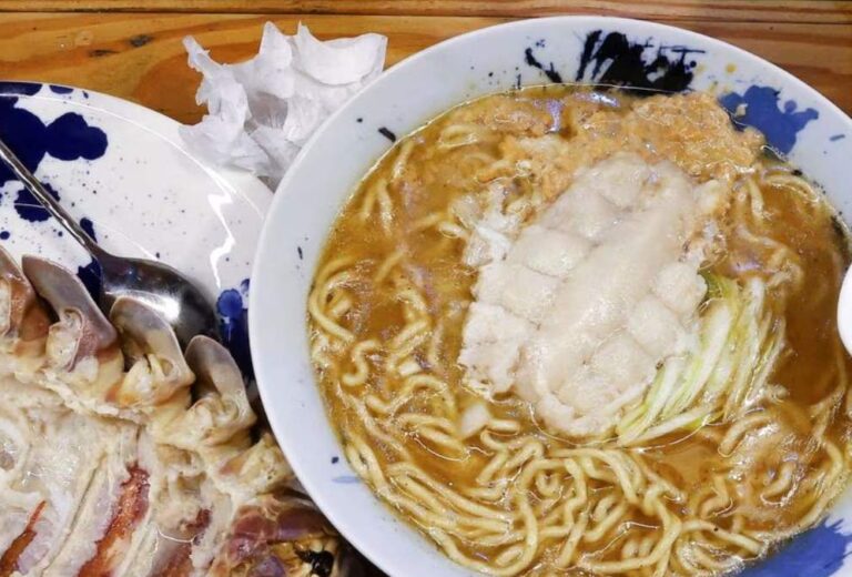 Este es el ramen con un «gusano» gigante que triunfa en Taiwan. ¿Te lo comerías?