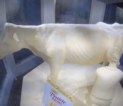 Esta escultura de vaca elaborada con 350 kg de mantequilla es una centenaria tradición en Illinois