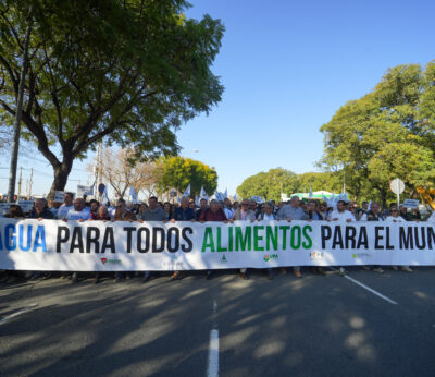 Economía.-Agricultores cifran en 15.000 personas la asistencia a la protesta en Sevilla que «paraliza» el campo onubense