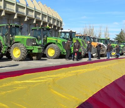 Economía.- Unos 40 tractores se citan en el José Zorrilla de Valladolid para recorrer la ciudad y pedir precios justos