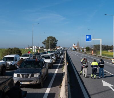 Economía.- Agricultores y ganaderos cortan al tráfico la frontera con Portugal en Fuentes de Oñoro (Salamanca)