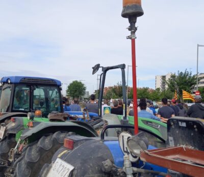 Economía.- Las protestas de agricultores llegan a Cataluña este martes con cortes en carreteras