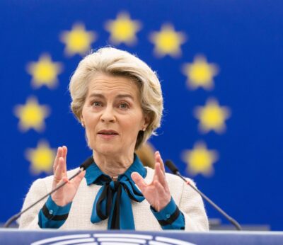 Economía.- Von der Leyen retira plan de reducir un 50% los pesticidas ante la «polarización» en torno al sector agrícola