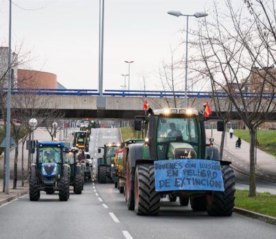 Economía.- Agricultores colapsan las principales carreteras de España para exigir precios justos y menos burocracia