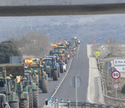 Economía.- Agricultores y tractores claman en defensa del campo español, colapsando las carreteras españolas