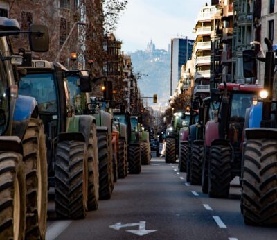 Economía.- Agricultores prevén bloquear La Jonquera, Mercabarna y el Port de Tarragona el martes