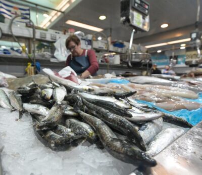 Economía.- Las pescaderías aprueban sumarse de «forma organizada» a las posibles movilizaciones de la cadena pesquera