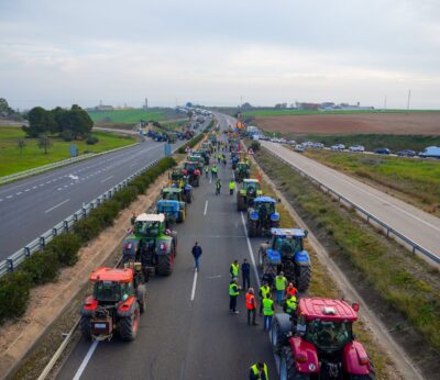 Economía.- Agricultores andaluces inician su octavo día de protestas con nuevos cortes de carreteras