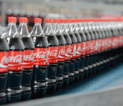 Economía/Empresas.- Coca-Cola ganó un 12,3% más en 2023, hasta 9.938 millones