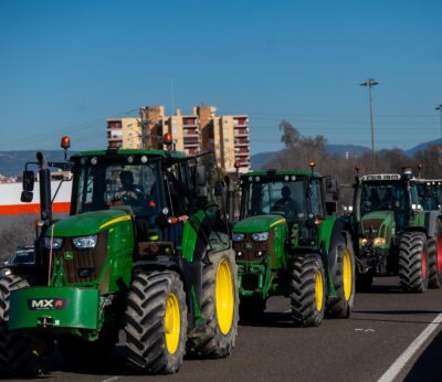 Economía.- Unos 60 tractores continúan bloqueando el acceso al Puerto de Tarragona