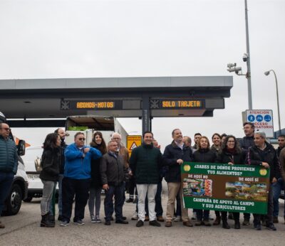 Economía.- Una treintena de agricultores se concentra sin incidentes en Mercamadrid ante una fuerte presencia policial