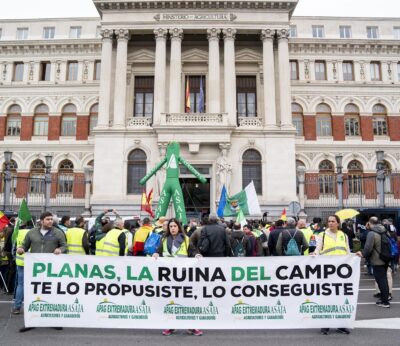 Economía.- Una veintena de tractores se dirige por carreteras regionales a la sede del Ministerio de Agricultura