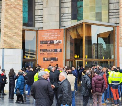 Economía.-Agricultores reclaman precios justos, con momentos de tensión, frente a los operadores de cereales en Zaragoza