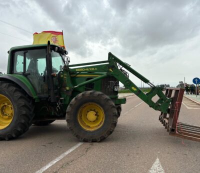 Economía.- Las protestas de agricultores comienzan en Extremadura con el corte de la Ex-107 en Villanueva del Fresno