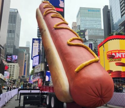 Esta es la razón por la que hay un perrito caliente gigante en Times Square