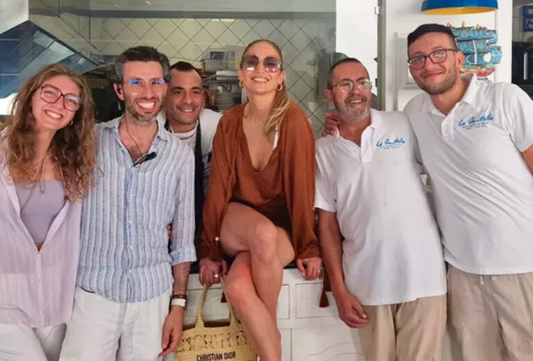 Jennifer Lopez enjoys the Italian dolce vita at the restaurant La Gavitella