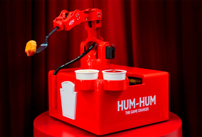 Heinz lanza un robot que moja snacks en salsas para los gamers