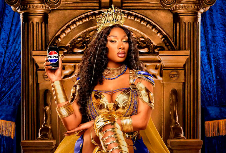 Megan Thee Stallion protagoniza un épico anuncio de Pepsi junto a Travis Kelce