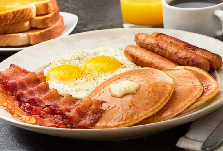 El hack de ‘table pancake’ resuelve el gran dilema del brunch